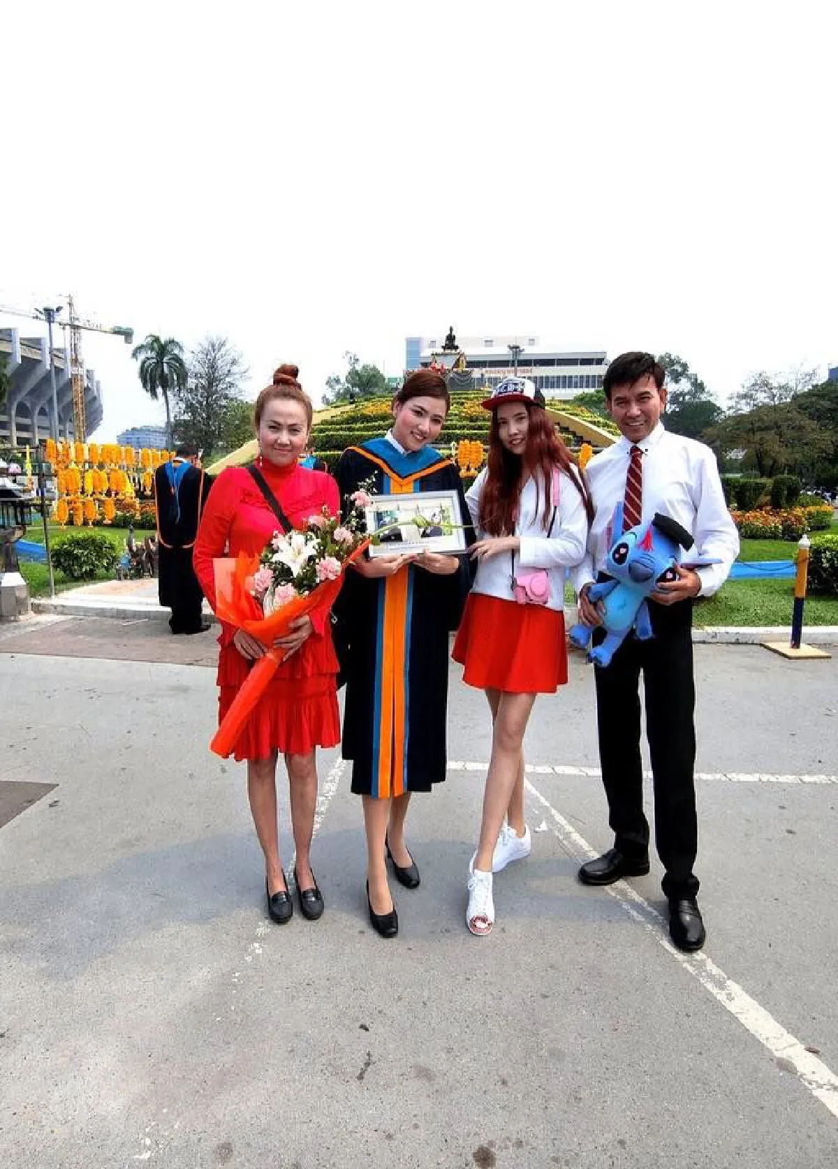 "กุญแจซอล” รับปริญญา ไร้เงาพ่อแม่ ด้านน้องสาวจบพร้อมกัน ครอบครัวร่วมยินดี