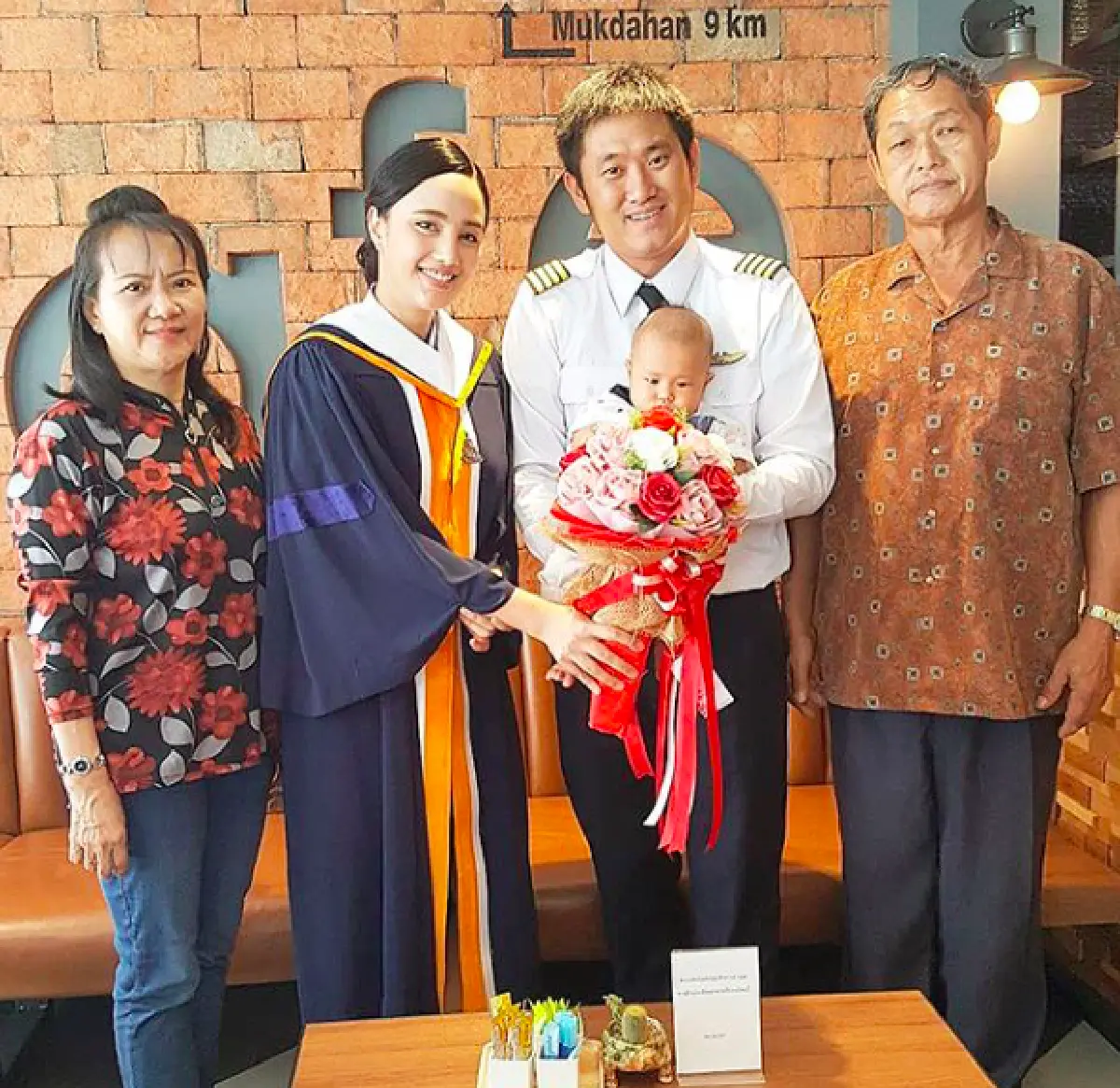 "กุญแจซอล” รับปริญญา ไร้เงาพ่อแม่ ด้านน้องสาวจบพร้อมกัน ครอบครัวร่วมยินดี