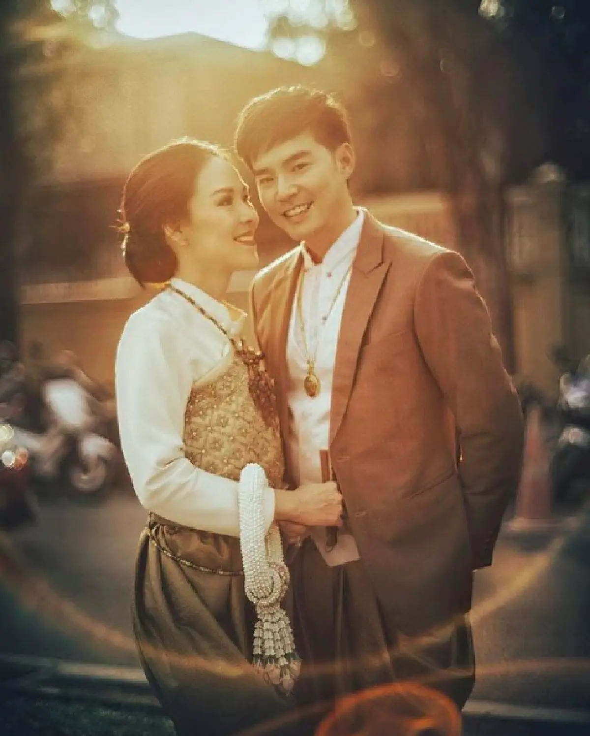 เก็บตกคนบันเทิงใส่ชุดไทย ร่วมงาน “อุ่นไอรักฯ”