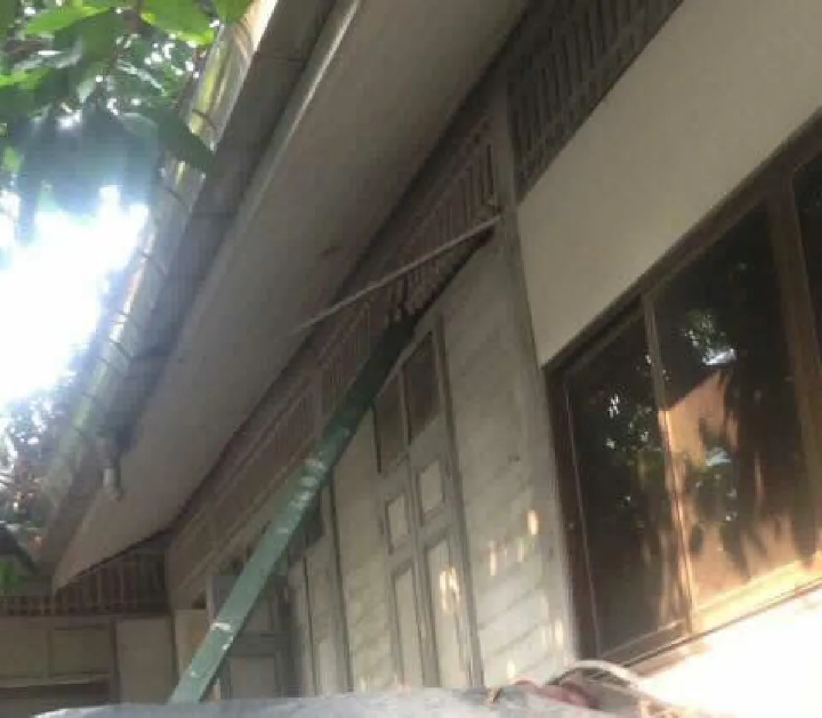 คอนโดดัง ทำเหล็กตกใส่โบราณสถาน "บ้านอนุมานราชธน"