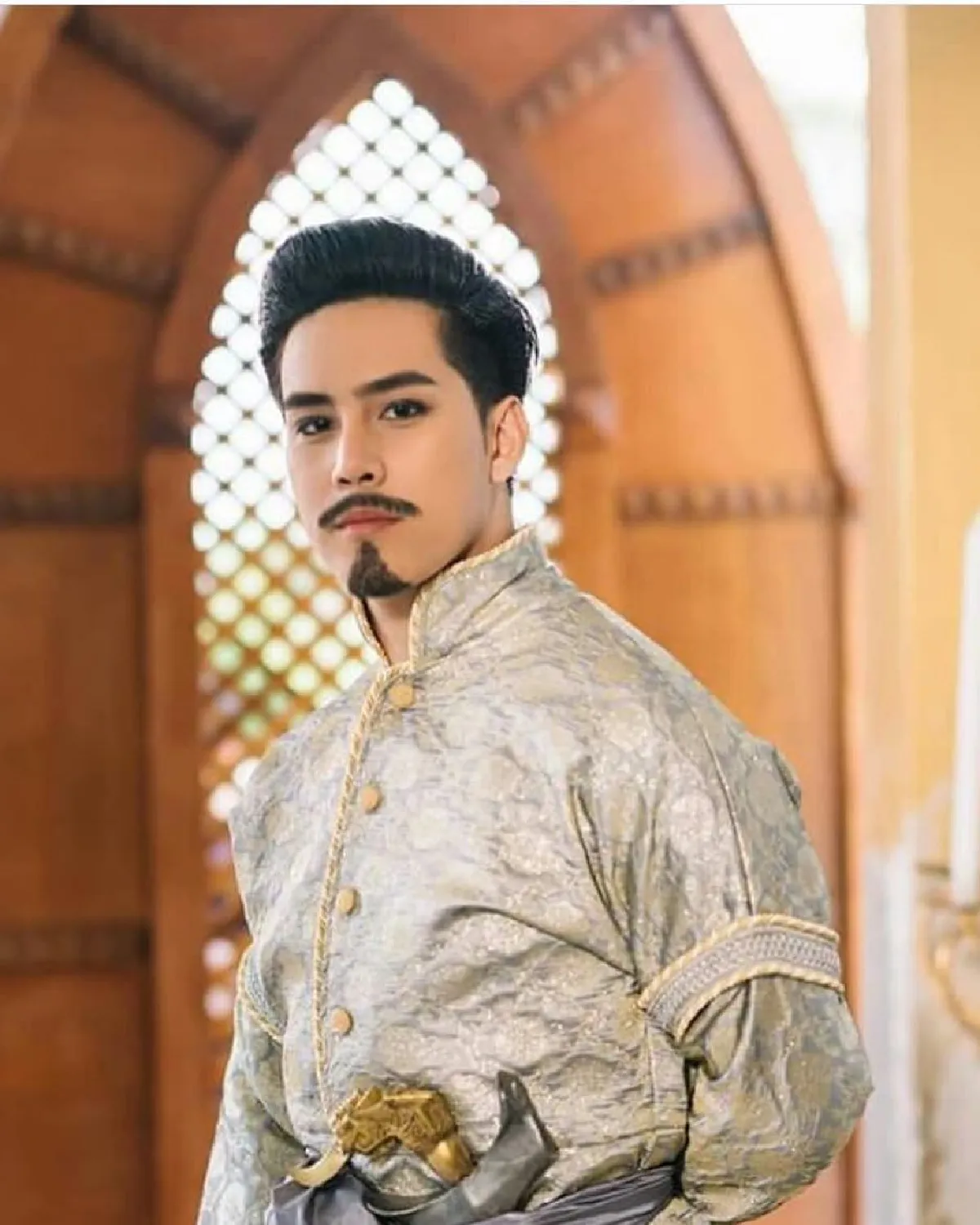 เปิดวาร์ป เอิร์ธ วิศววิท ผู้รับบท หลวงศรียศ หล่อเข้มงานดีมีซิกแพคเจ้าค่ะ