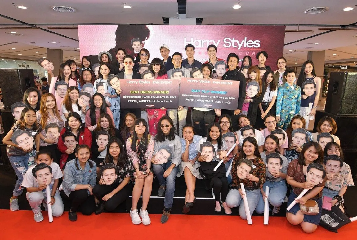 รวมพลคนรัก "แฮรี่ สไตล์ส" อุ่นเครื่องให้พร้อมก่อนไปกรี๊ดในคอนเสิร์ต