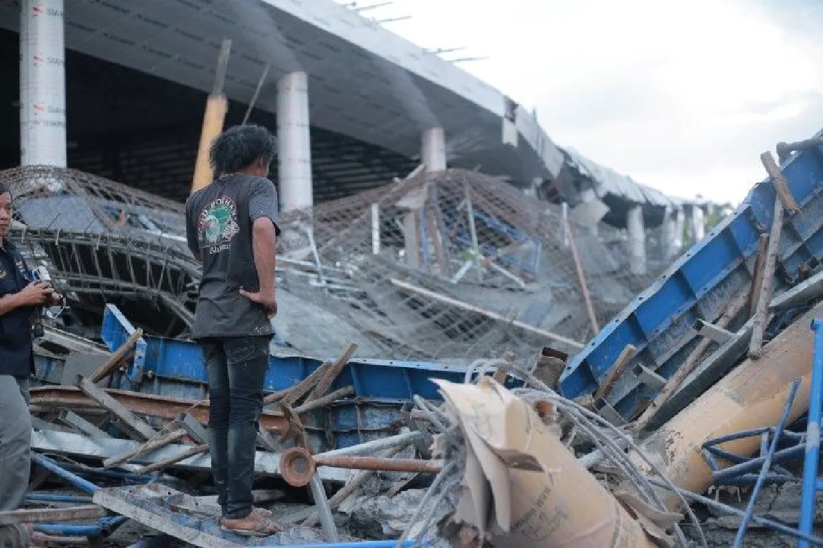 สะพานทางเชื่อมอาคารศูนย์โอทอปตราดถล่ม คนงานถูกทับเจ็บ11ราย