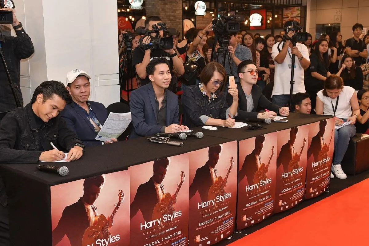 รวมพลคนรัก "แฮรี่ สไตล์ส" อุ่นเครื่องให้พร้อมก่อนไปกรี๊ดในคอนเสิร์ต