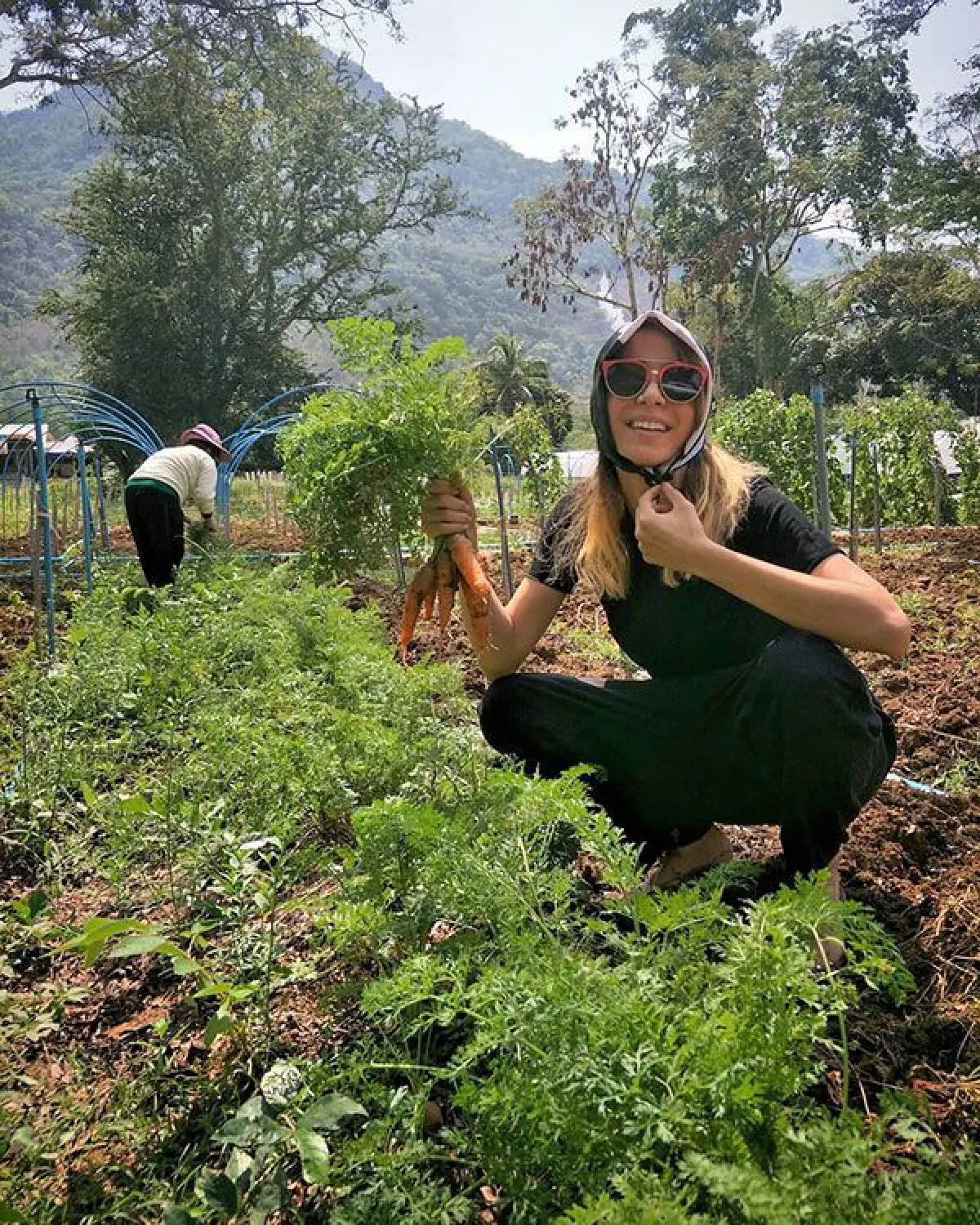 ส่องชีวิตสโลว์ไลฟ์ของ ปาล์มมี่ ขี่ควายเที่ยวชมทุ่งที่เชียงใหม่