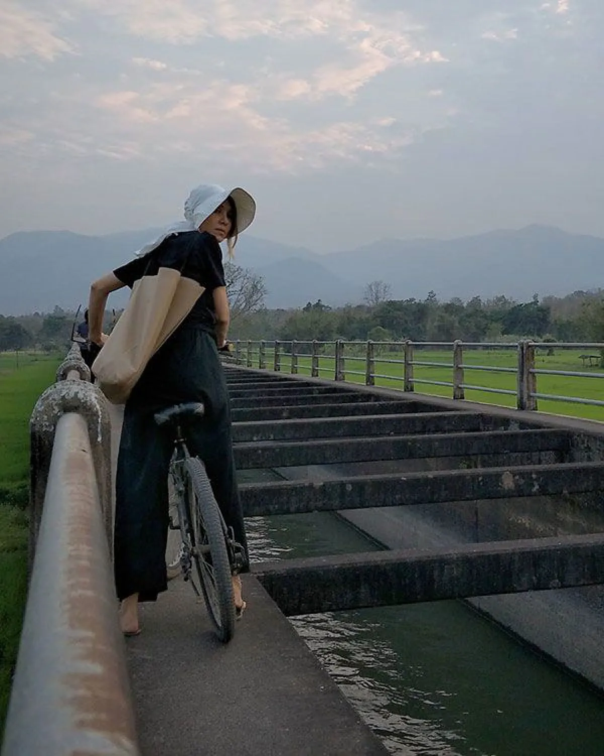 ส่องชีวิตสโลว์ไลฟ์ของ ปาล์มมี่ ขี่ควายเที่ยวชมทุ่งที่เชียงใหม่