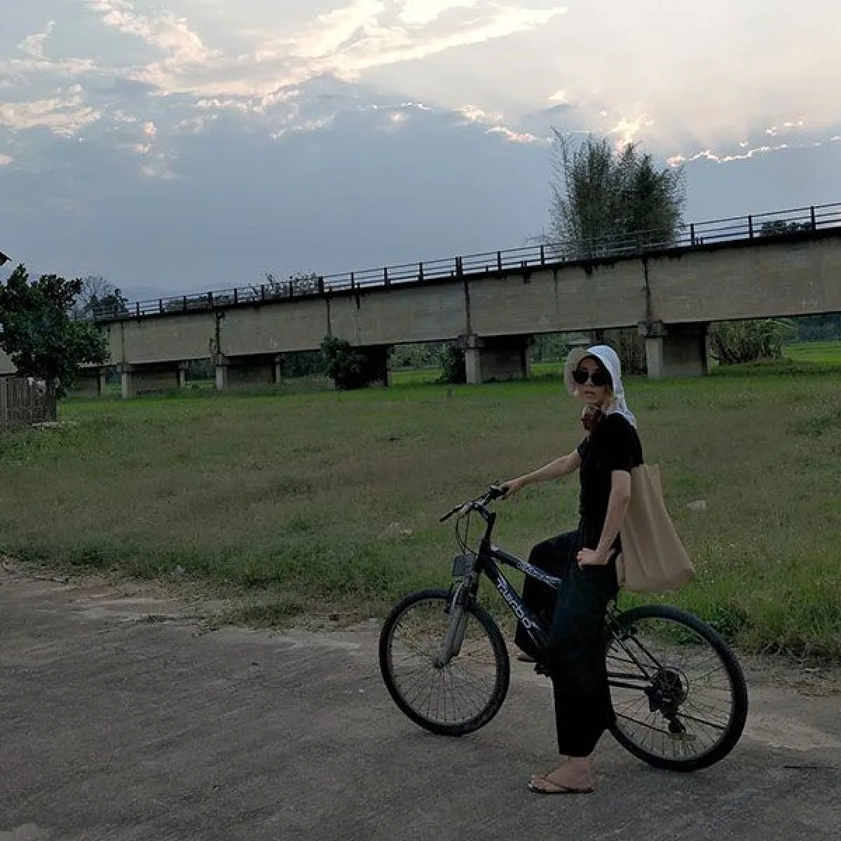 ส่องชีวิตสโลว์ไลฟ์ของ ปาล์มมี่ ขี่ควายเที่ยวชมทุ่งที่เชียงใหม่