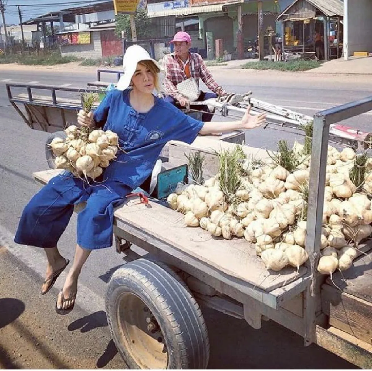 ส่องชีวิตสโลว์ไลฟ์ของ ปาล์มมี่ ขี่ควายเที่ยวชมทุ่งที่เชียงใหม่