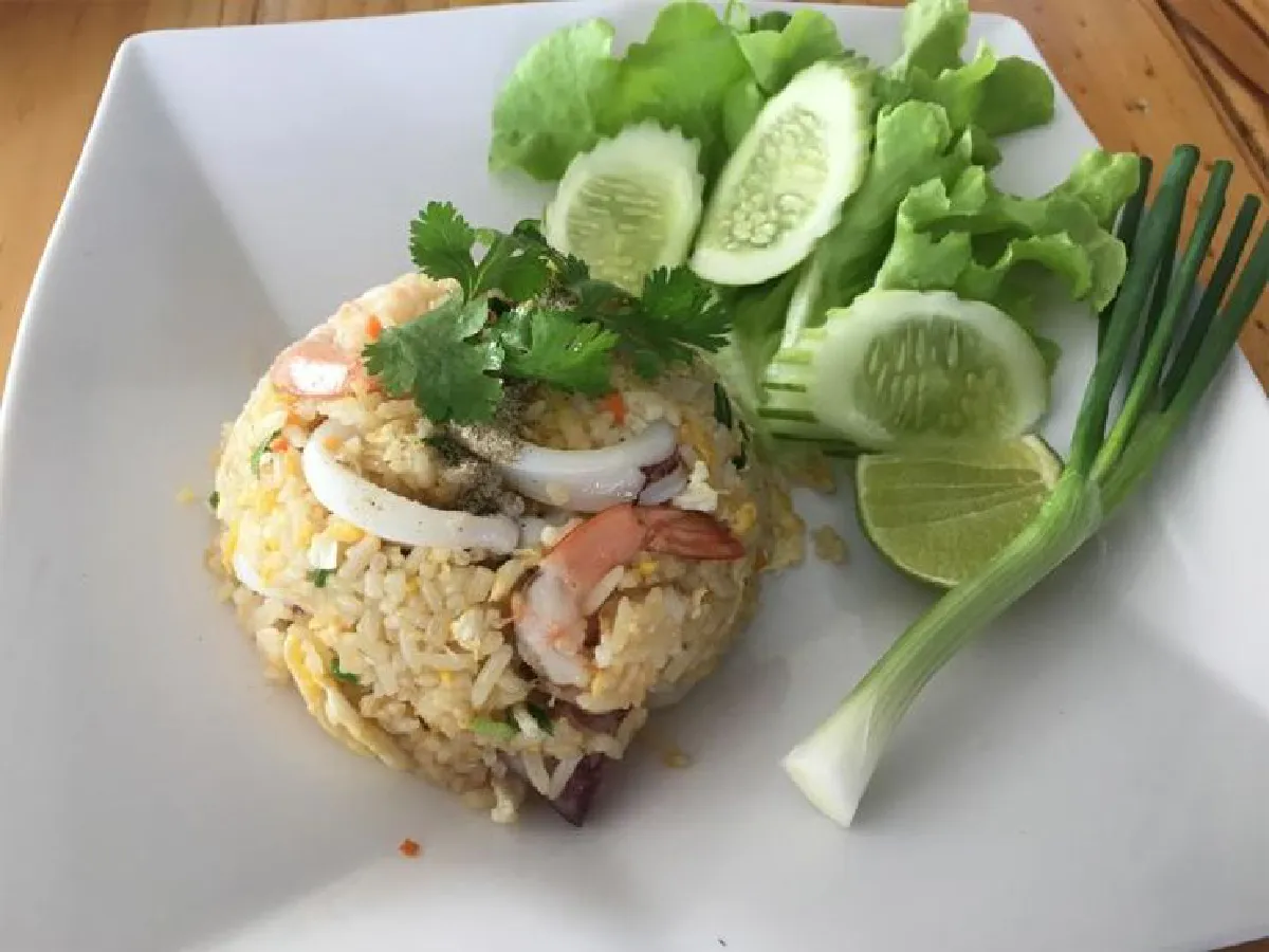 ปูดองไข่เยิ้ม ราคาเบาๆ ที่ ‘ยกทะเลซีฟู้ด’