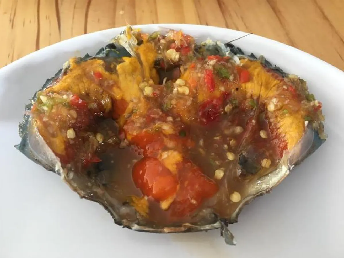 ปูดองไข่เยิ้ม ราคาเบาๆ ที่ ‘ยกทะเลซีฟู้ด’