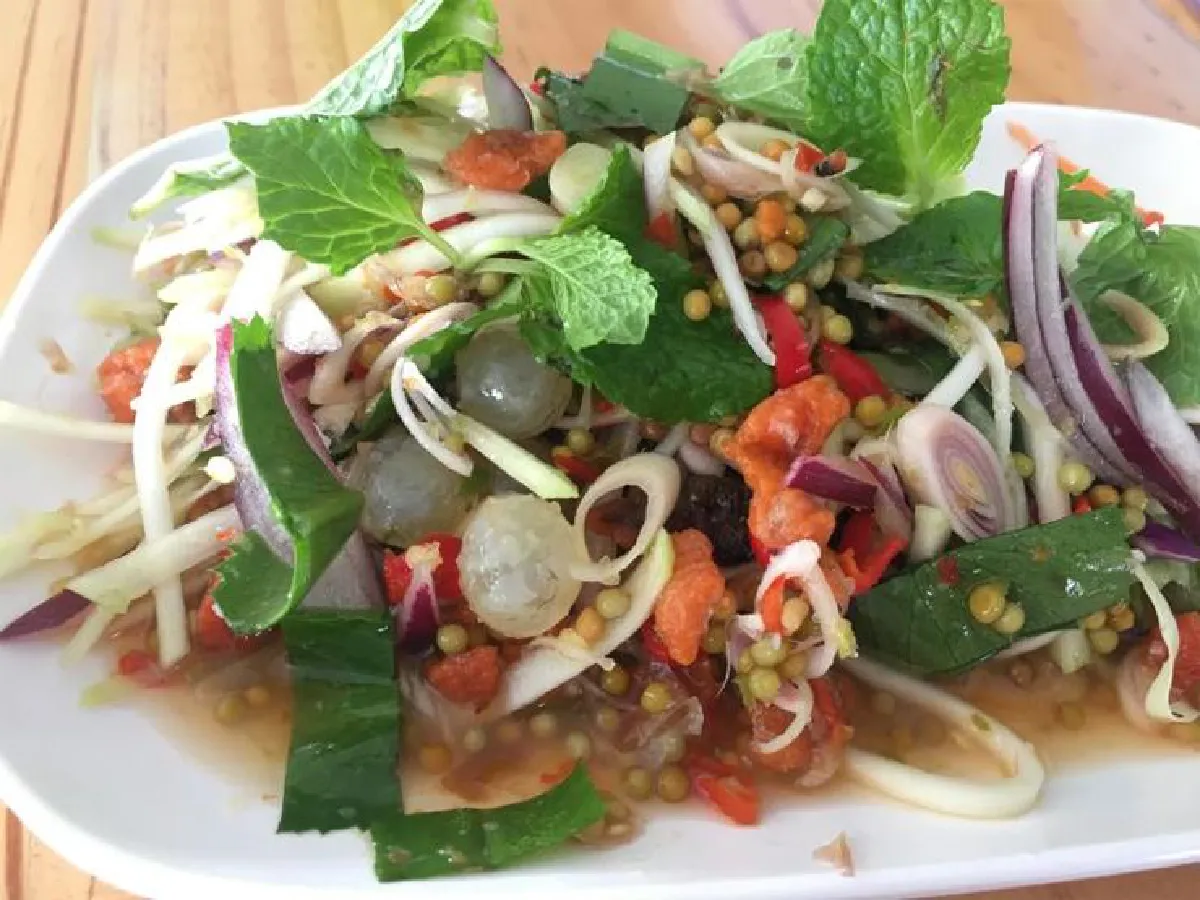 ปูดองไข่เยิ้ม ราคาเบาๆ ที่ ‘ยกทะเลซีฟู้ด’