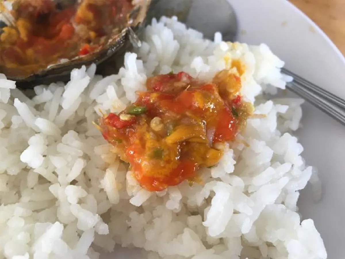 ปูดองไข่เยิ้ม ราคาเบาๆ ที่ ‘ยกทะเลซีฟู้ด’