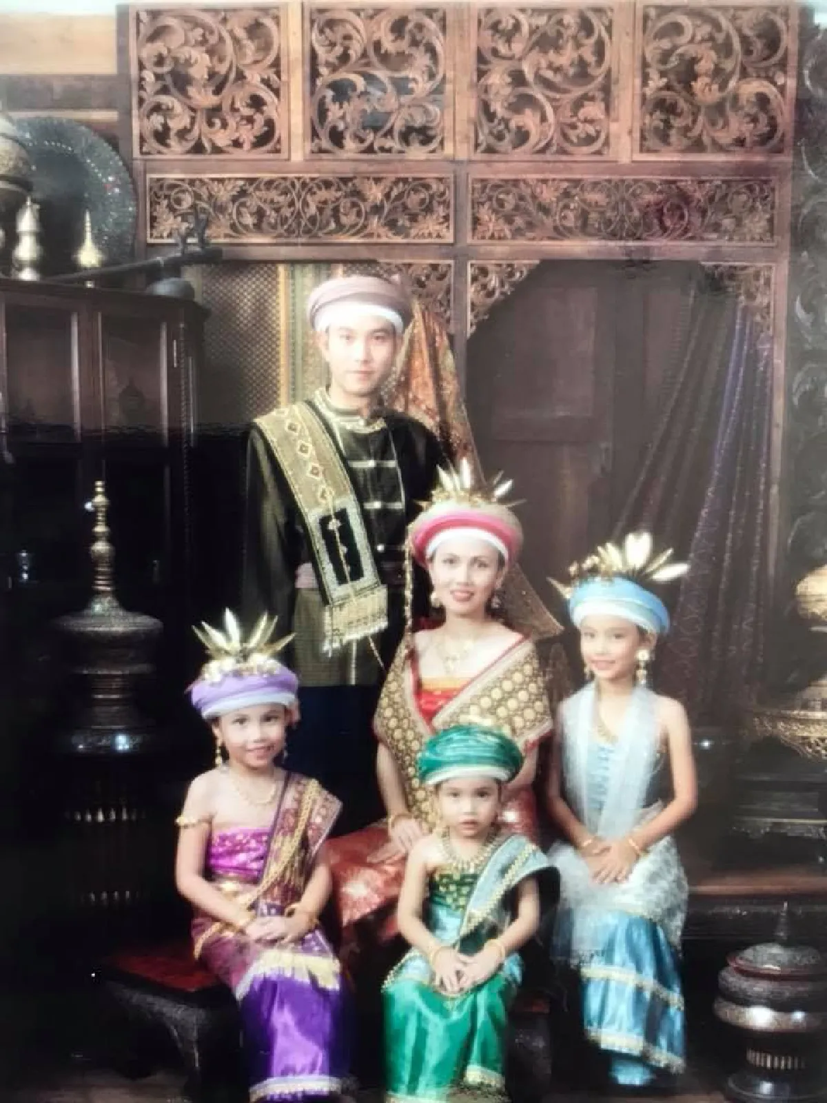 "ร่วมทุกข์ร่วมสุขกันมา 34ปี" .."มุกดา” ภรรยา “หนึ่ง นึกคิด” เผยภาพอดีตครอบครัวอยู่กันพร้อมหน้า