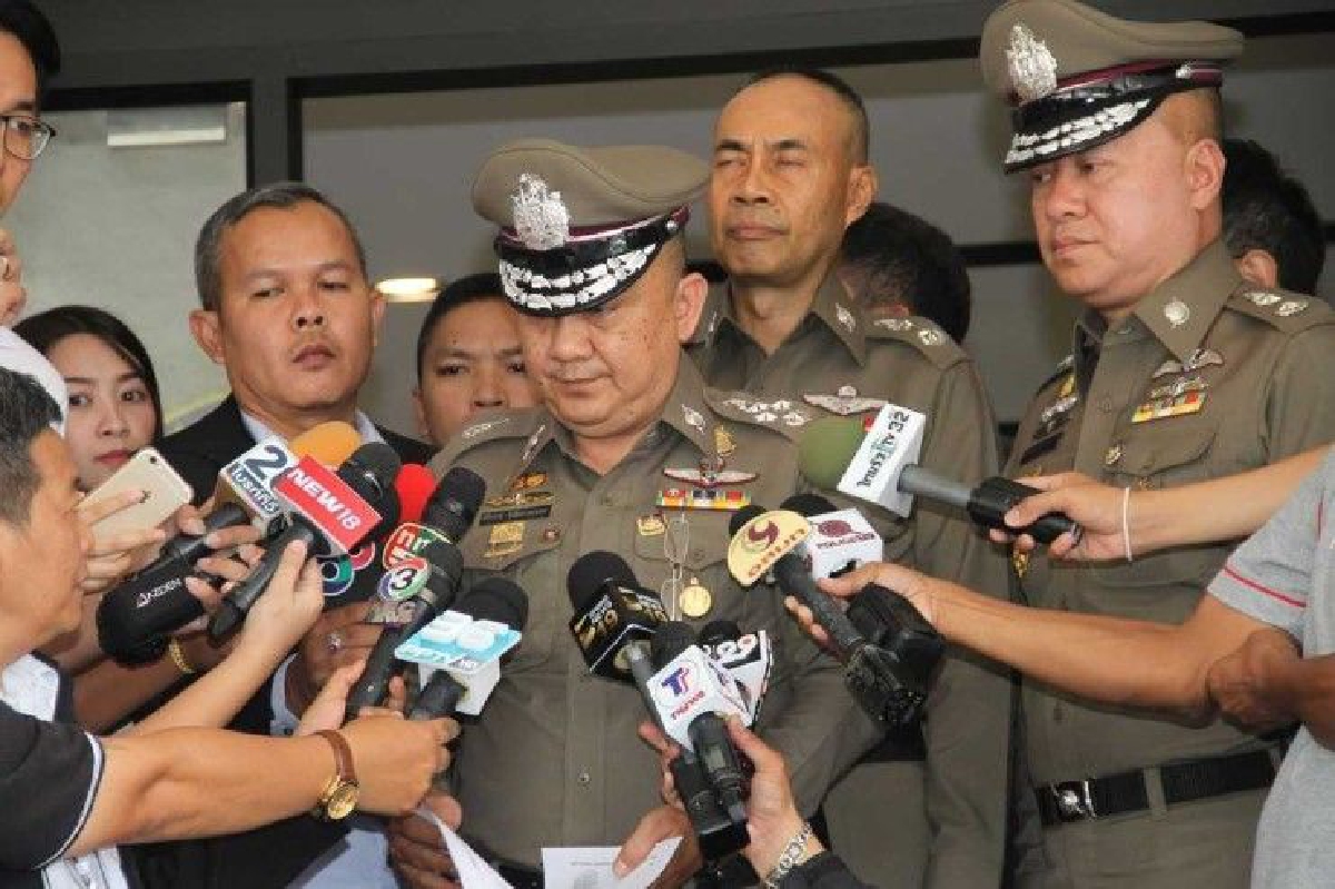 "ศรีวราห์"รับตัวผู้ต้องหาเอี่ยวคดีวางแผนบึ้มกรุงปี59 หลังถูกรวบที่หาดใหญ่ "ศรีวราห์"รับตัวผู้ต้องหาเอี่ยวคดีวางแผนบึ้มกรุงปี59 หลังถูกรวบที่หาดใหญ่