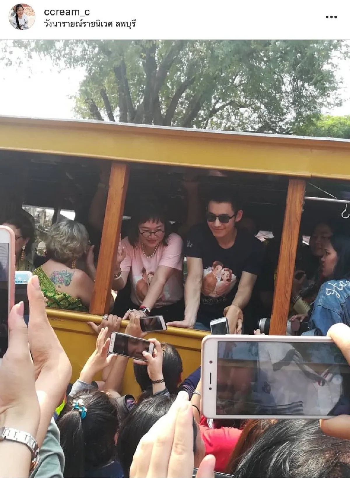 คลื่นมหาชนแห่ต้อนรับ “พี่หมื่นโป๊บ” และทีมนักแสดง “บุพเพสันนิวาส” ร่วมสักการะสมเด็จพระนารายณ์