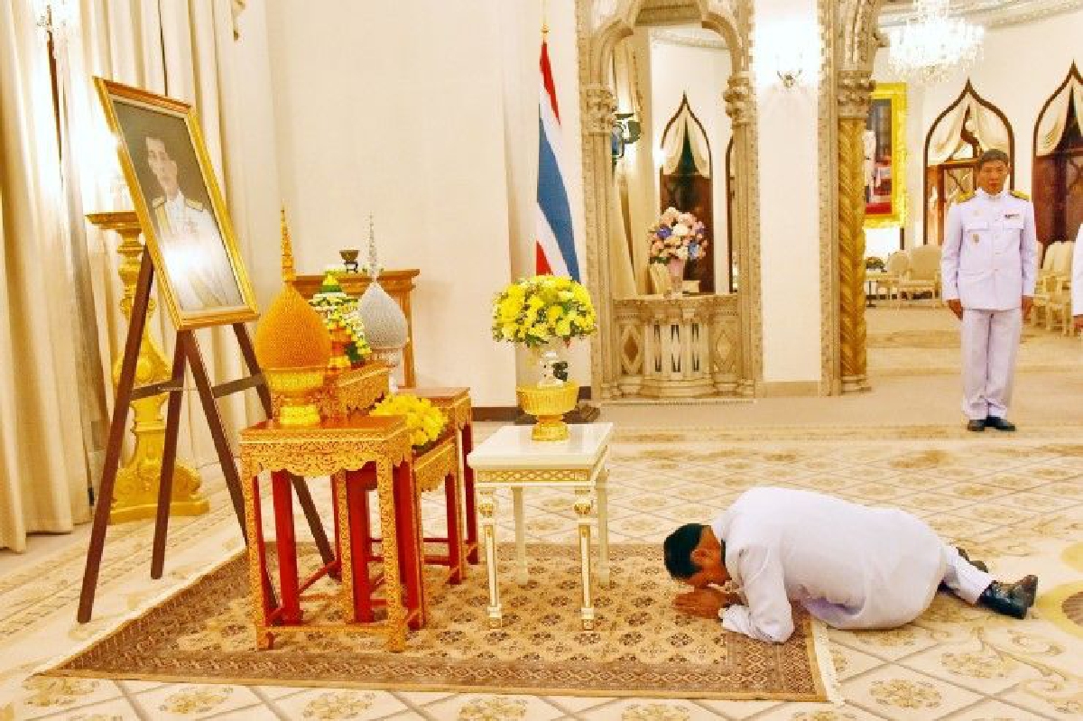 สมเด็จพระเจ้าอยู่หัวพระราชทานดอกไม้แก่ "พล.อ.ประยุทธ์" เนื่องในวันคล้ายวันเกิด สมเด็จพระเจ้าอยู่หัวพระราชทานดอกไม้แก่ "พล.อ.ประยุทธ์" เนื่องในวันคล้ายวันเกิด