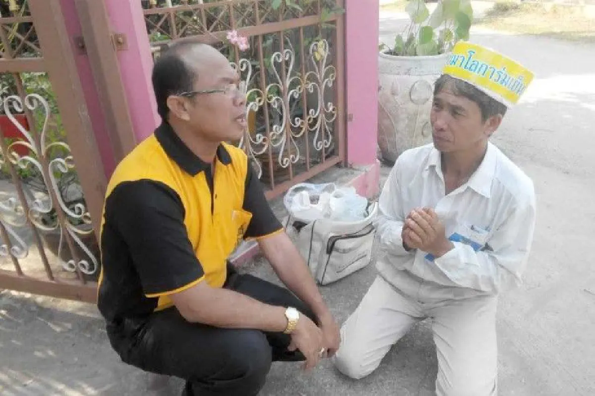 ชายบุกกราบเท้า"ครูปรีชา"ขอช่วยยุติปัญหาหวยอลเวง