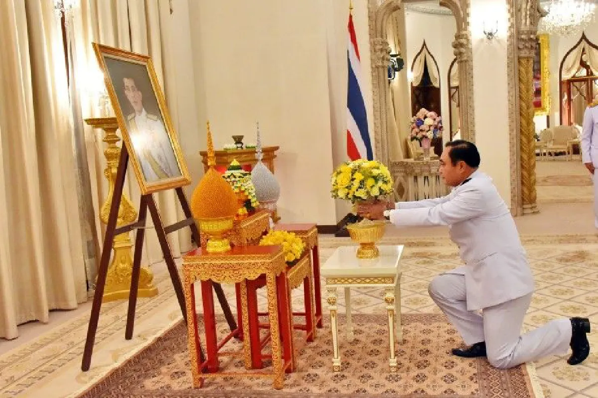 สมเด็จพระเจ้าอยู่หัวพระราชทานดอกไม้แก่ "พล.อ.ประยุทธ์" เนื่องในวันคล้ายวันเกิด
