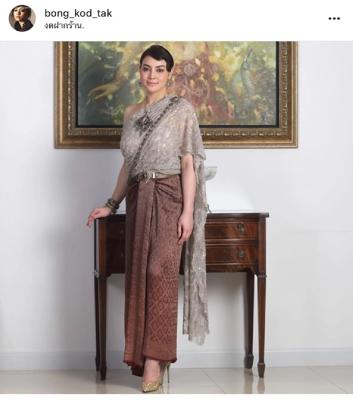 ตั๊ก บงกช สวมชุดไทยสง่างาม ถ่ายภาพครอบครัวติดบ้านไว้เป็นที่ระลึก