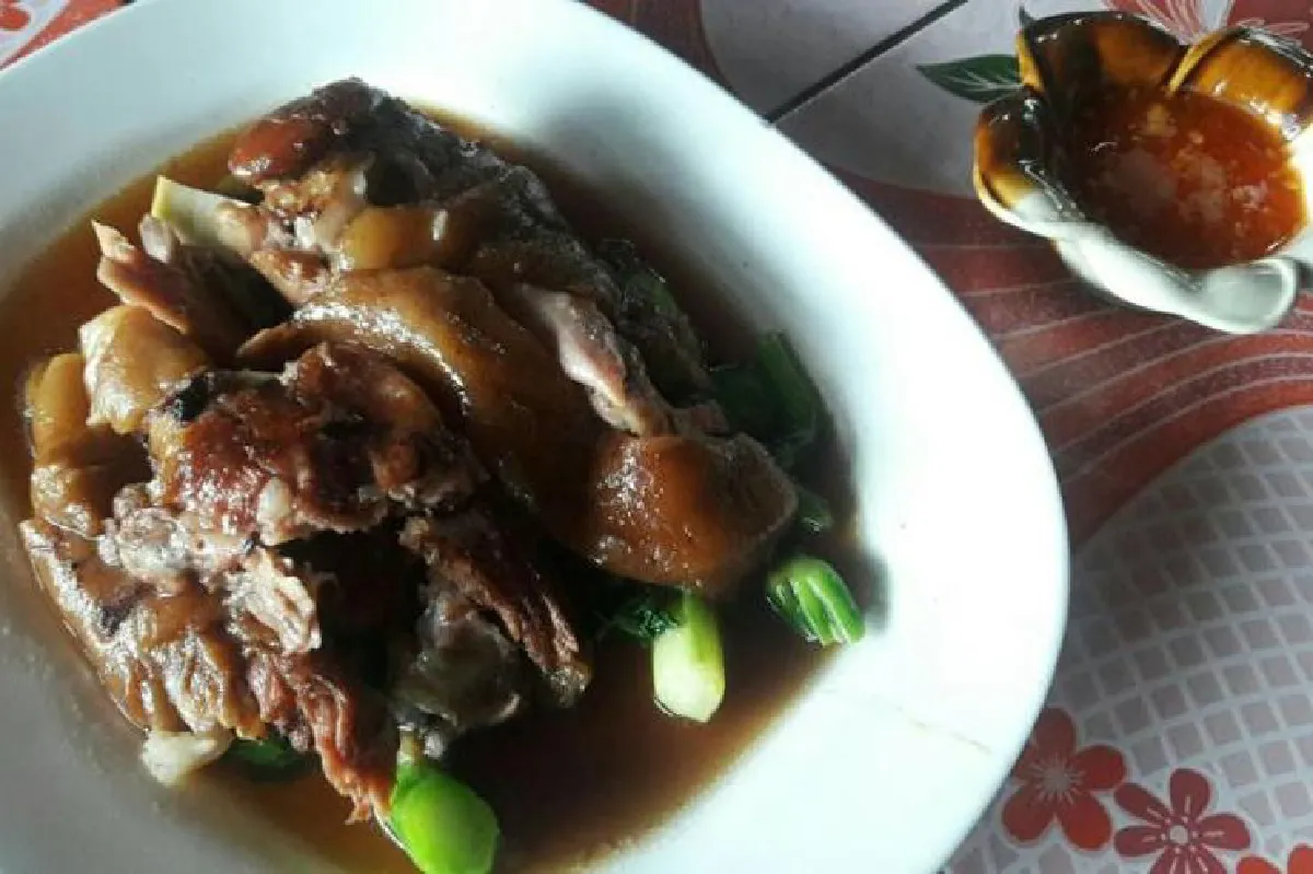 ร้านครัวยายรูญ เป็ดอร่อย ขาหมูยิ่งอร่อย