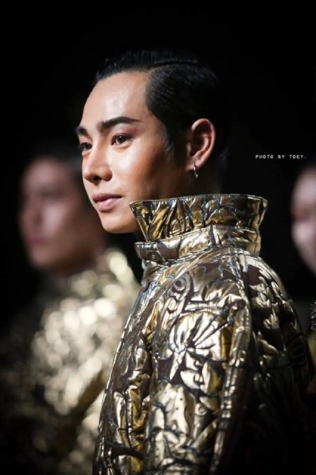"เป๊ก ผลิตโชค" ถอดหมวกเปิดหน้าผากโชว์หล่อ ร่วมเดินแฟชั่นโชว์