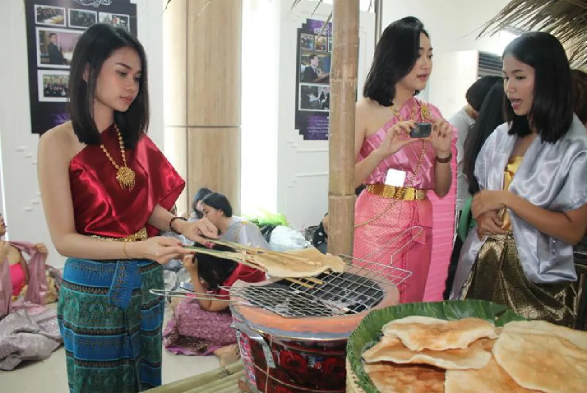 เที่ยวย้อนยุคเมืองมรดกโลก แต่งชุดไทยใช้พดด้วง