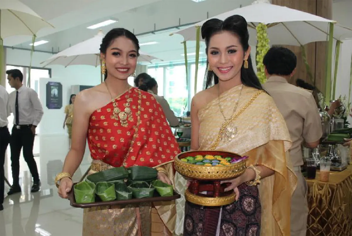 เที่ยวย้อนยุคเมืองมรดกโลก แต่งชุดไทยใช้พดด้วง