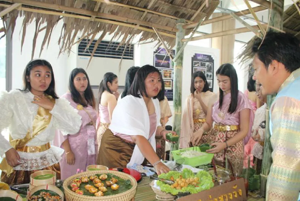 เที่ยวย้อนยุคเมืองมรดกโลก แต่งชุดไทยใช้พดด้วง