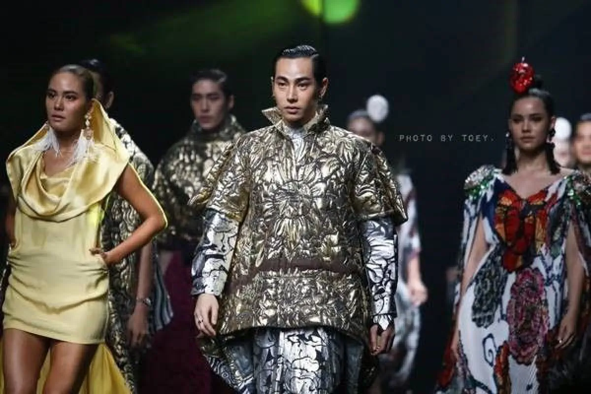 "เป๊ก ผลิตโชค" ถอดหมวกเปิดหน้าผากโชว์หล่อ ร่วมเดินแฟชั่นโชว์