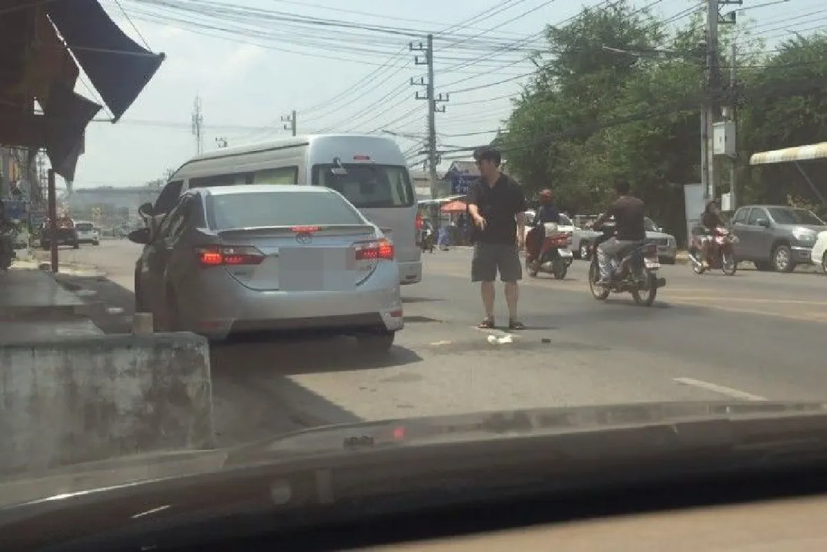 หนุ่มทิ้งขยะบนถนน พอเจอคนเข้าไปเตือนกลับเตะทิ้งกระจาย
