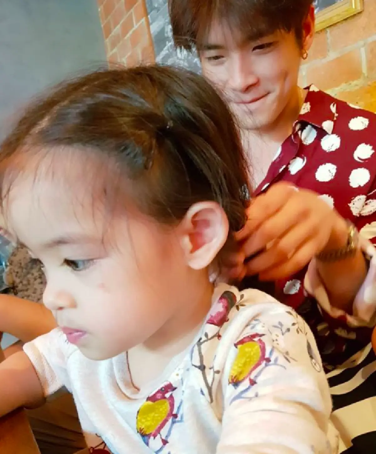 หนุ่มละมุนก็เป็นได้! “อาเล็ก” ถักเปียให้ "น้องอลิน” ด้วยความตั้งอกตั้งใจ