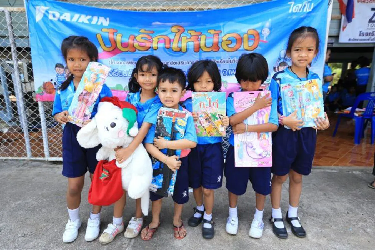 "ไดกิ้น" นำทีมผู้บริหารและพนักงาน กลุ่มไดกิ้นประเทศไทย ร่วม 100 ชีวิต  มอบโอกาสทางการศึกษาให้นักเรียนในโครงการ "ปันรักให้น้อง"