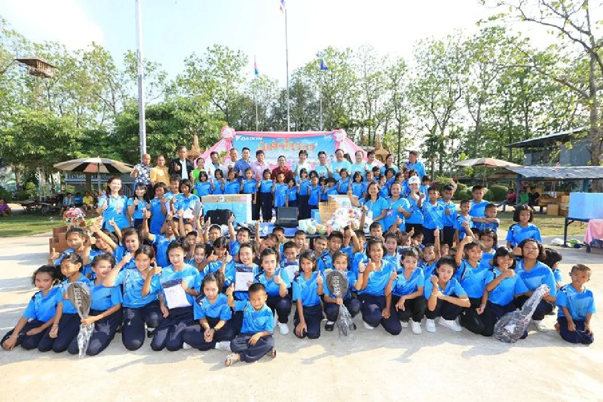 "ไดกิ้น" นำทีมผู้บริหารและพนักงาน กลุ่มไดกิ้นประเทศไทย ร่วม 100 ชีวิต  มอบโอกาสทางการศึกษาให้นักเรียนในโครงการ "ปันรักให้น้อง"