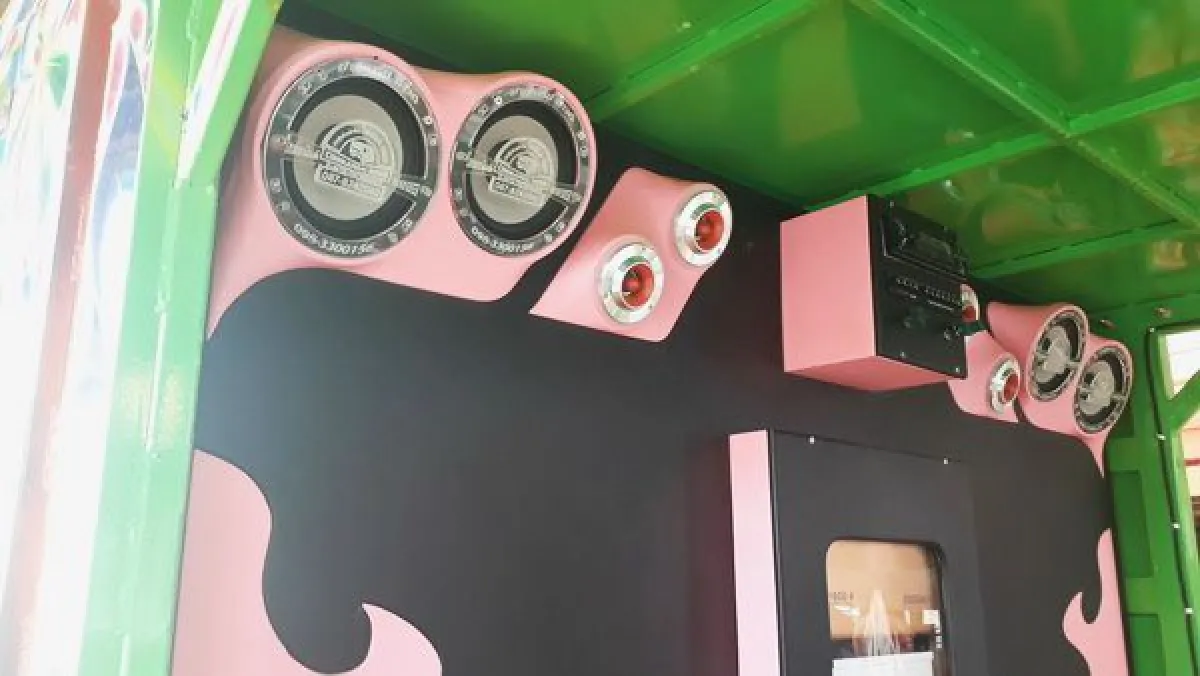 หนุ่มใหญ่แต่งอีแต๋นซิ่งรับจ้างลากข้าว