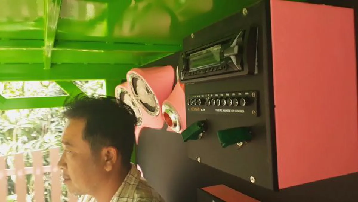 หนุ่มใหญ่แต่งอีแต๋นซิ่งรับจ้างลากข้าว