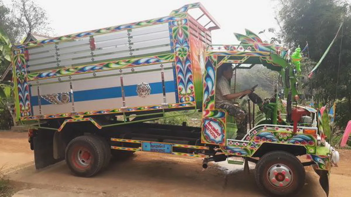 หนุ่มใหญ่แต่งอีแต๋นซิ่งรับจ้างลากข้าว