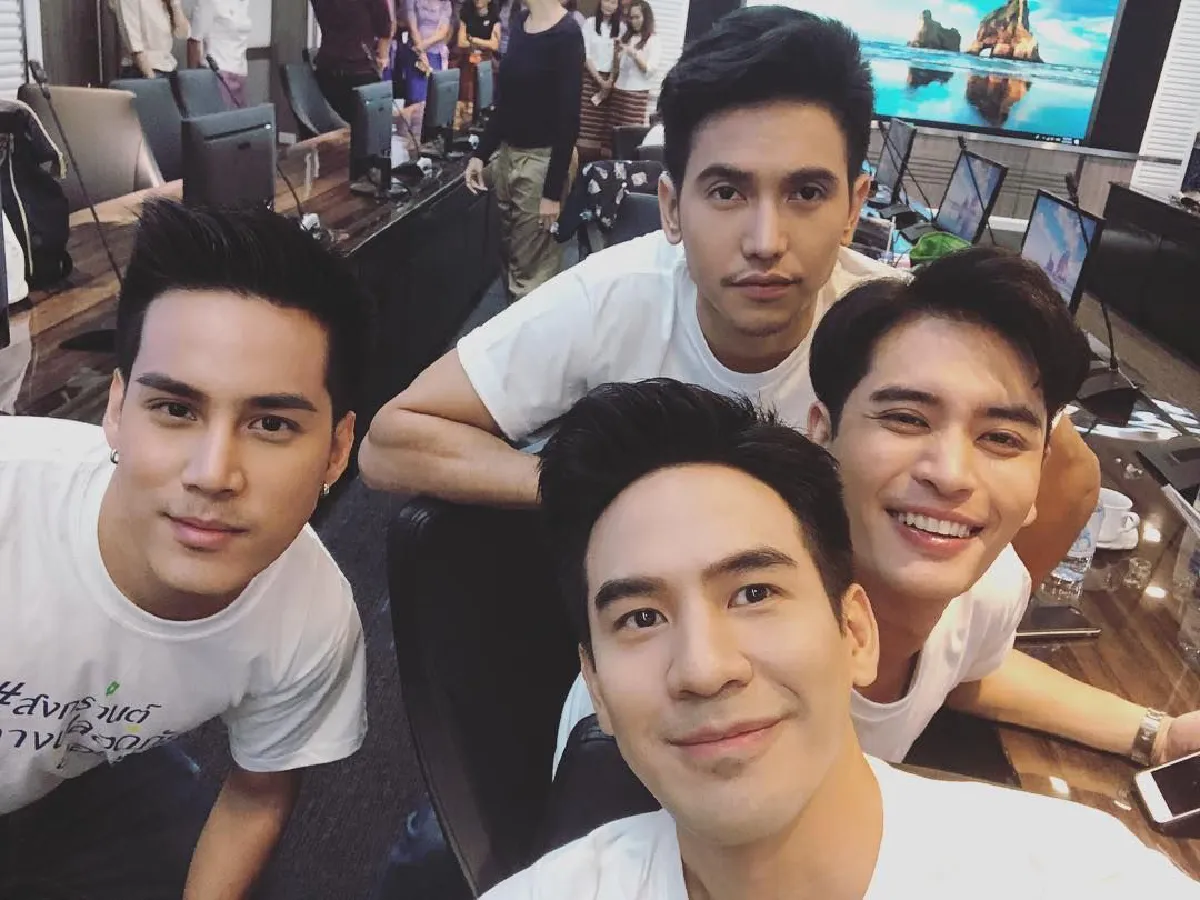 ขอเหมาหมด! โป๊ป ธนวรรธน์ เซลฟี่รวมตัวหนุ่มฮอตอ่อยแฟนละคร