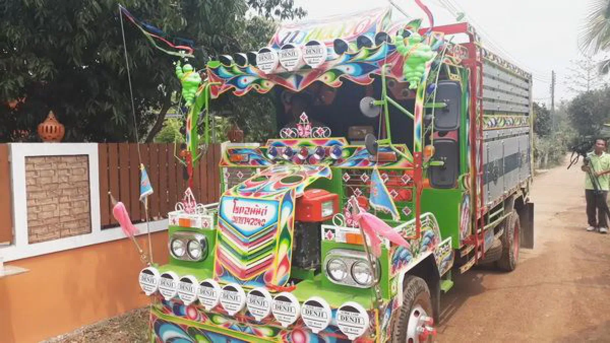 หนุ่มใหญ่แต่งอีแต๋นซิ่งรับจ้างลากข้าว