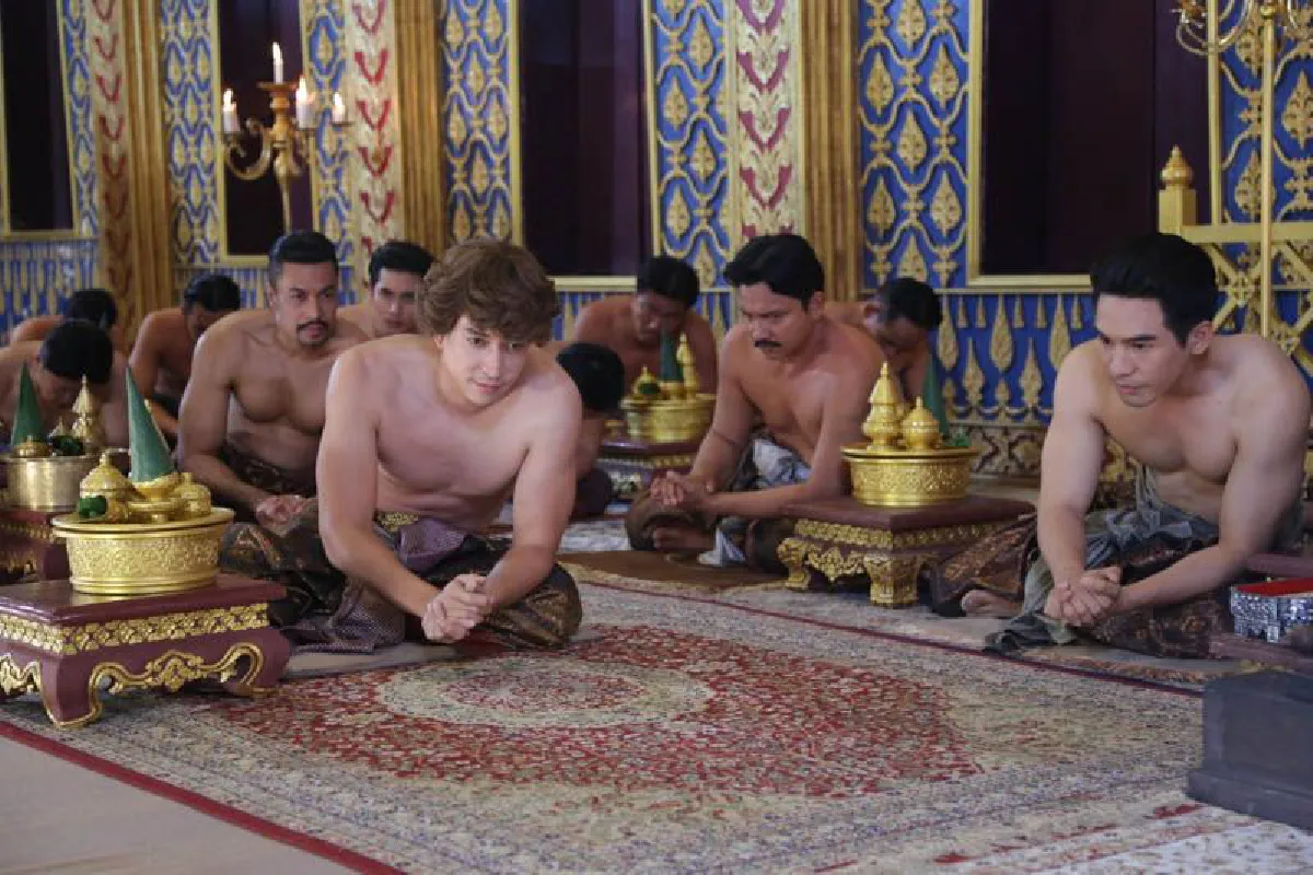 หล่อเป็นปัญหา! เมื่อหนุ่มๆ  "อยุธยาคิ้วท์บอย" ถ่ายภาพด้วยกัน ทำให้สาวๆ เป็นปัญหาในการเลือก