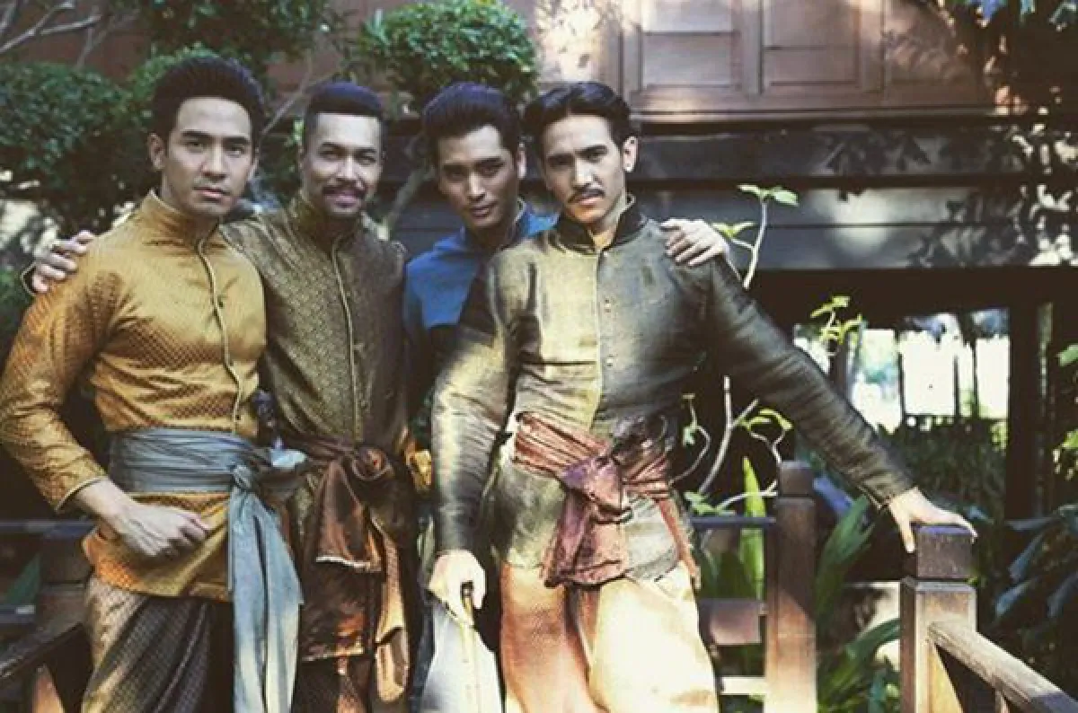 หล่อเป็นปัญหา! เมื่อหนุ่มๆ  "อยุธยาคิ้วท์บอย" ถ่ายภาพด้วยกัน ทำให้สาวๆ เป็นปัญหาในการเลือก