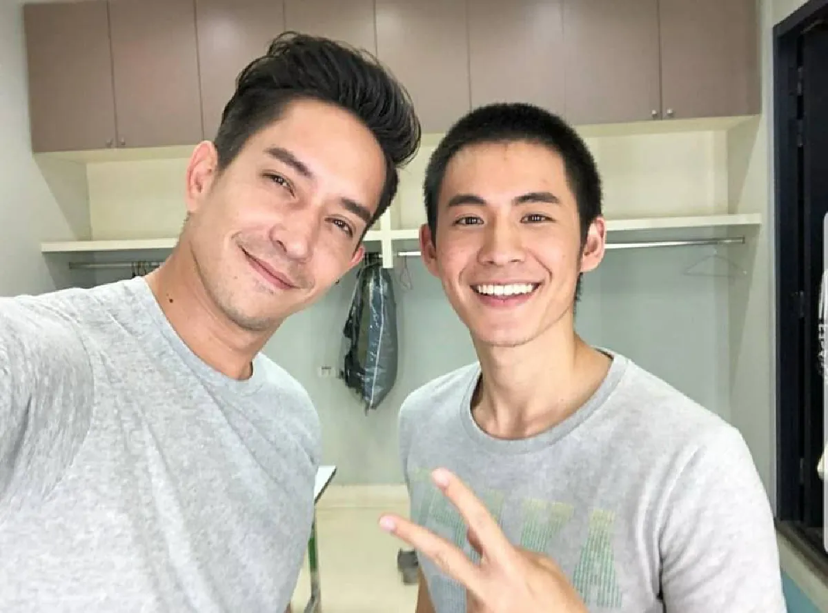 หล่อเป็นปัญหา! เมื่อหนุ่มๆ  "อยุธยาคิ้วท์บอย" ถ่ายภาพด้วยกัน ทำให้สาวๆ เป็นปัญหาในการเลือก