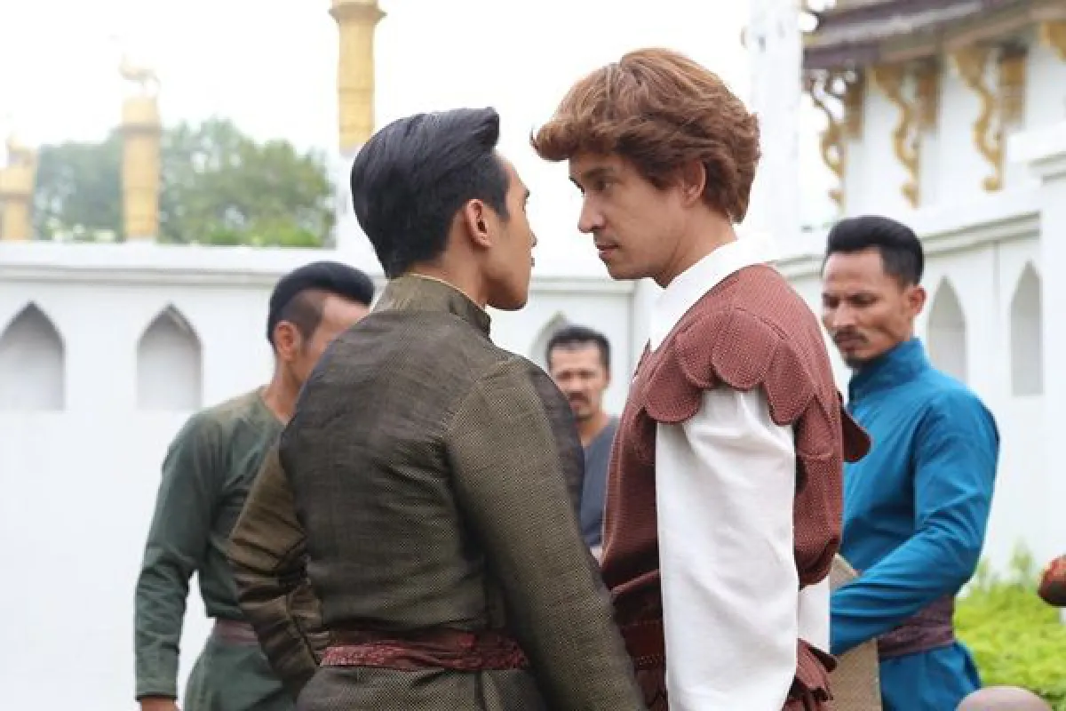 หล่อเป็นปัญหา! เมื่อหนุ่มๆ  "อยุธยาคิ้วท์บอย" ถ่ายภาพด้วยกัน ทำให้สาวๆ เป็นปัญหาในการเลือก