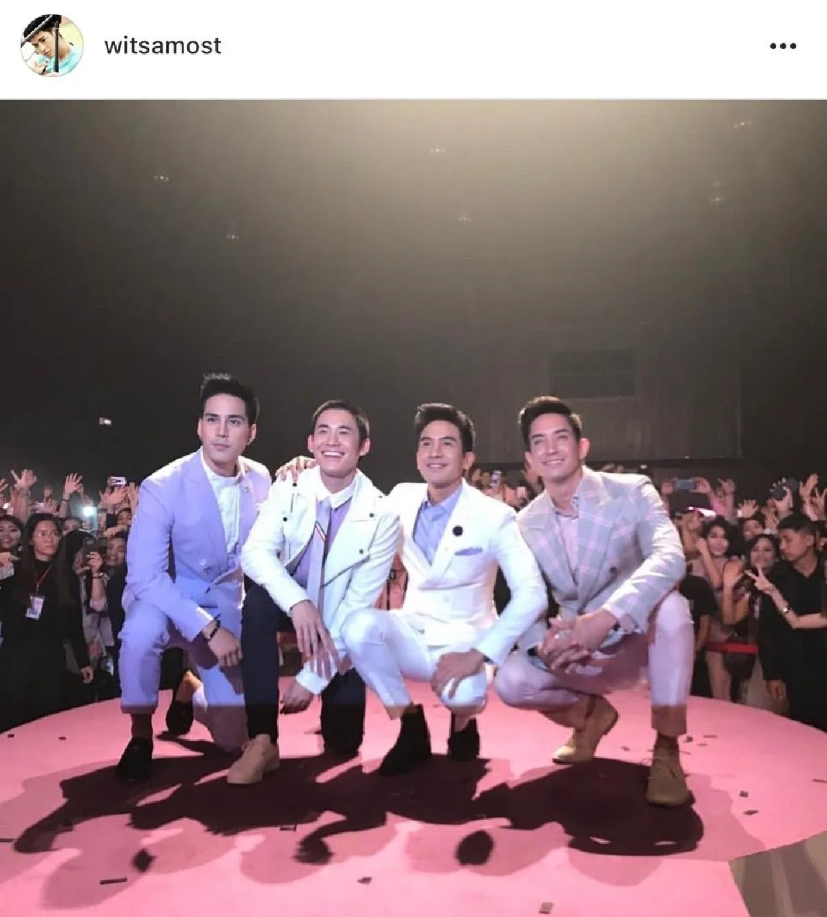 หล่อเป็นปัญหา! เมื่อหนุ่มๆ  "อยุธยาคิ้วท์บอย" ถ่ายภาพด้วยกัน ทำให้สาวๆ เป็นปัญหาในการเลือก