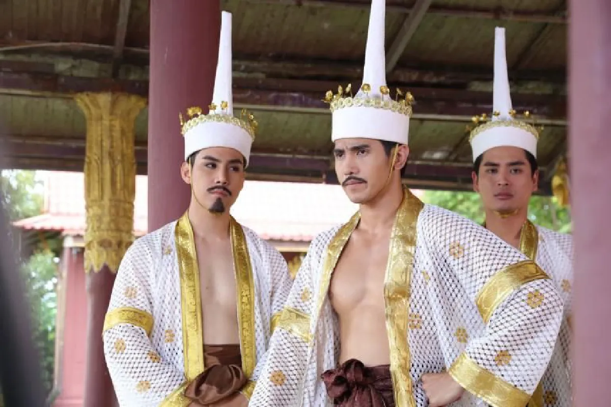 หล่อเป็นปัญหา! เมื่อหนุ่มๆ  "อยุธยาคิ้วท์บอย" ถ่ายภาพด้วยกัน ทำให้สาวๆ เป็นปัญหาในการเลือก