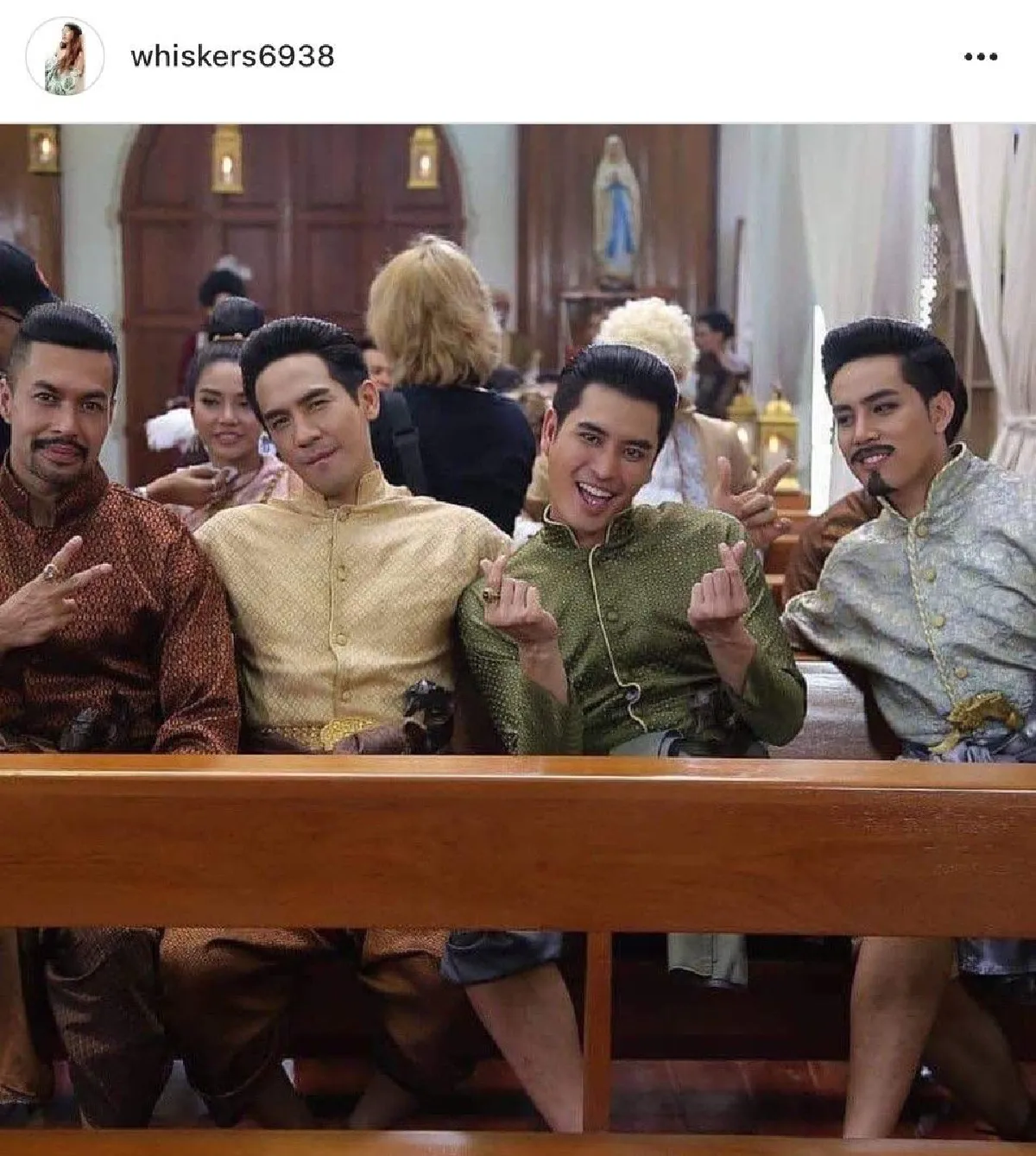 หล่อเป็นปัญหา! เมื่อหนุ่มๆ  "อยุธยาคิ้วท์บอย" ถ่ายภาพด้วยกัน ทำให้สาวๆ เป็นปัญหาในการเลือก