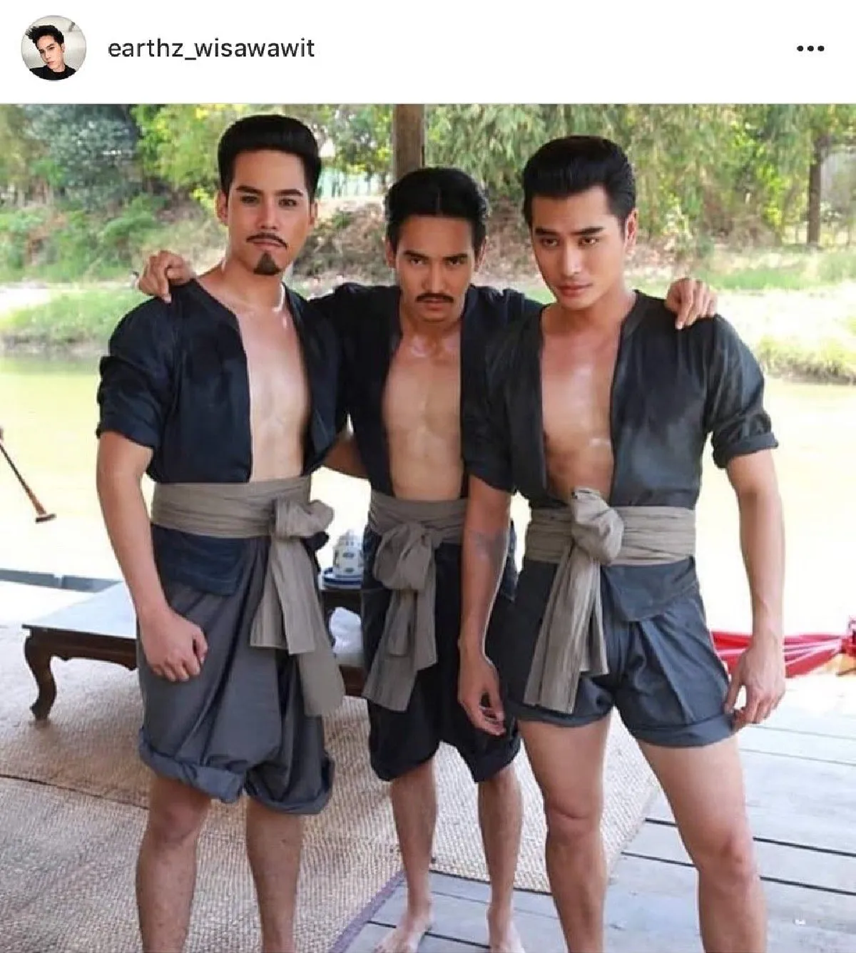หล่อเป็นปัญหา! เมื่อหนุ่มๆ  "อยุธยาคิ้วท์บอย" ถ่ายภาพด้วยกัน ทำให้สาวๆ เป็นปัญหาในการเลือก