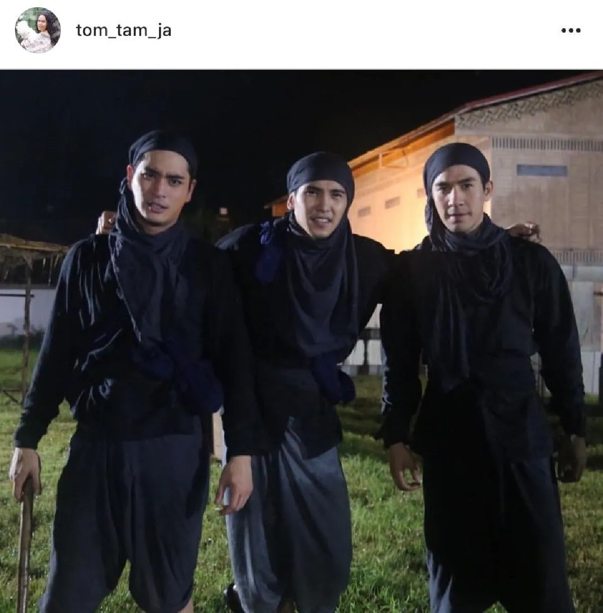 หล่อเป็นปัญหา! เมื่อหนุ่มๆ  "อยุธยาคิ้วท์บอย" ถ่ายภาพด้วยกัน ทำให้สาวๆ เป็นปัญหาในการเลือก