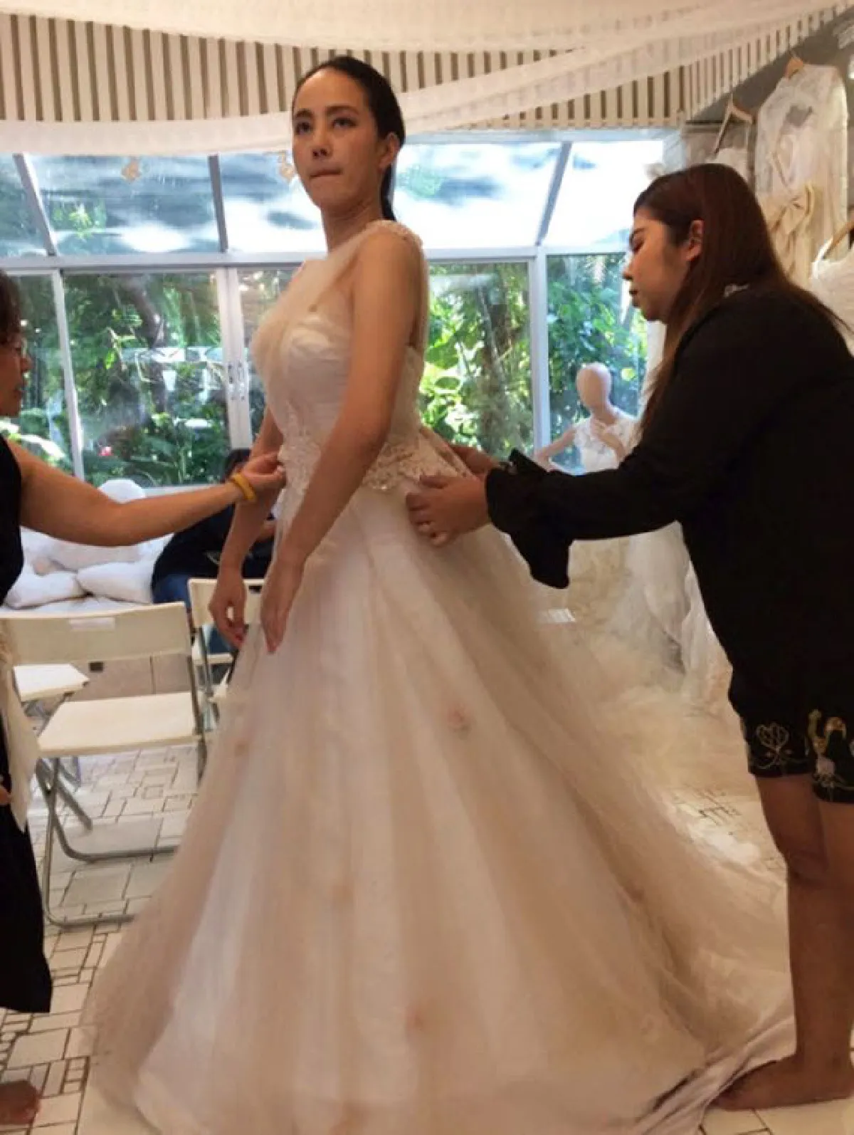 สุดเซอร์ไพรส์ “กุญแจซอล” ควงสามีและ “น้องเทคออฟ” ลองชุดแต่งงาน