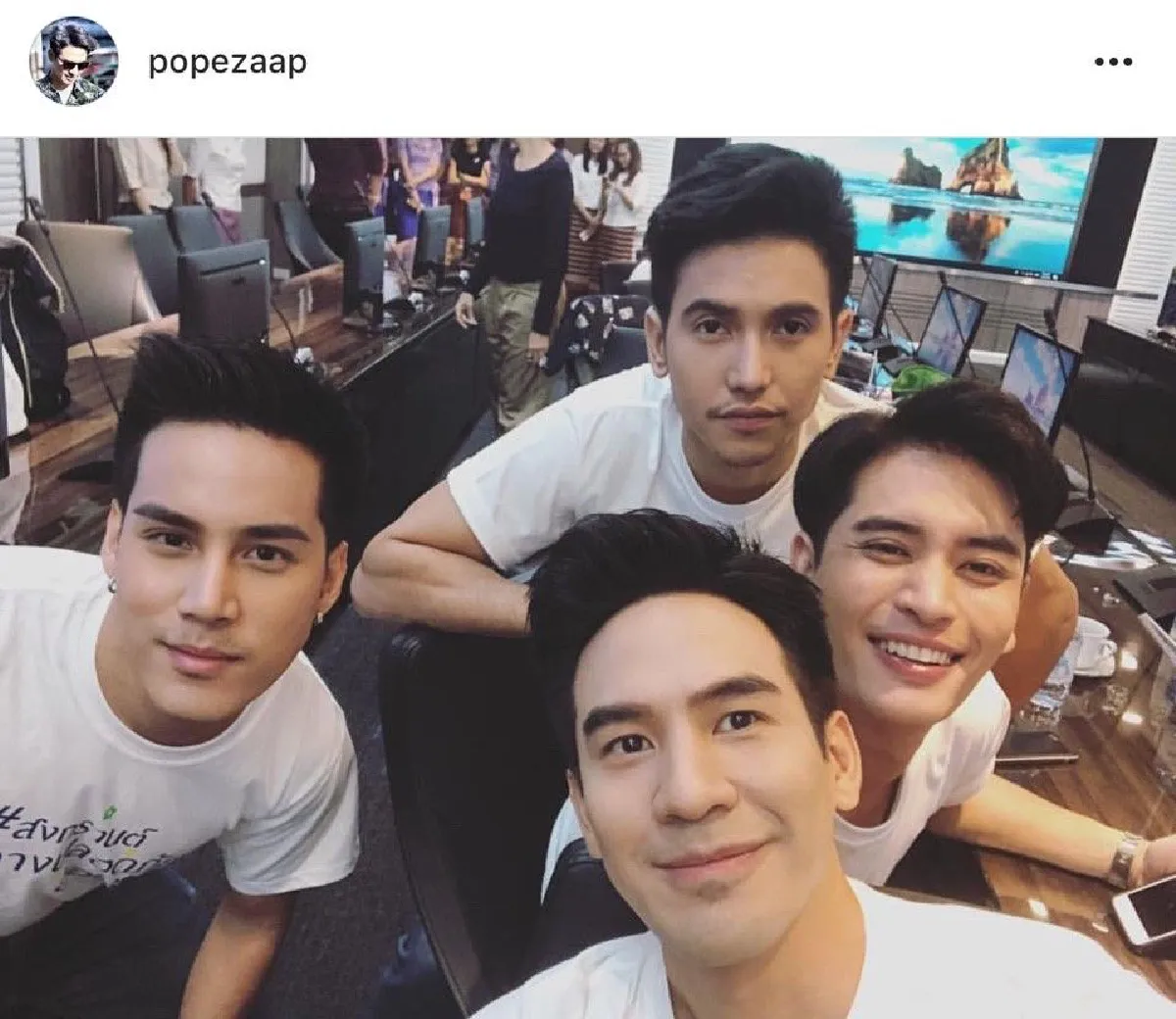 หล่อเป็นปัญหา! เมื่อหนุ่มๆ  "อยุธยาคิ้วท์บอย" ถ่ายภาพด้วยกัน ทำให้สาวๆ เป็นปัญหาในการเลือก