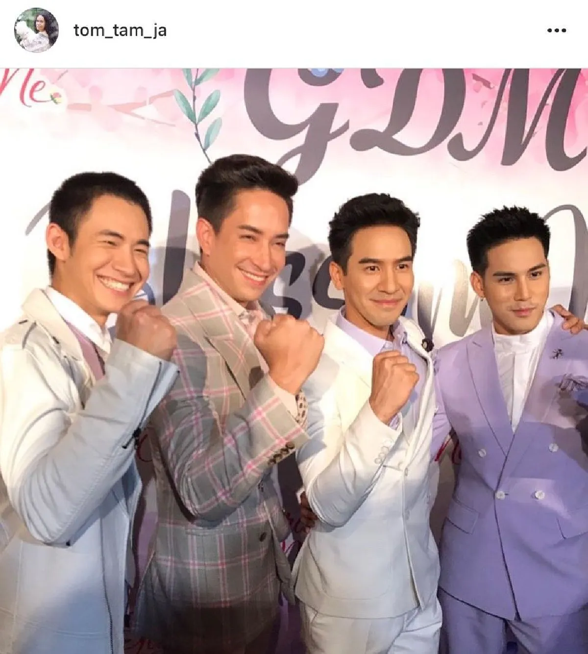 หล่อเป็นปัญหา! เมื่อหนุ่มๆ  "อยุธยาคิ้วท์บอย" ถ่ายภาพด้วยกัน ทำให้สาวๆ เป็นปัญหาในการเลือก